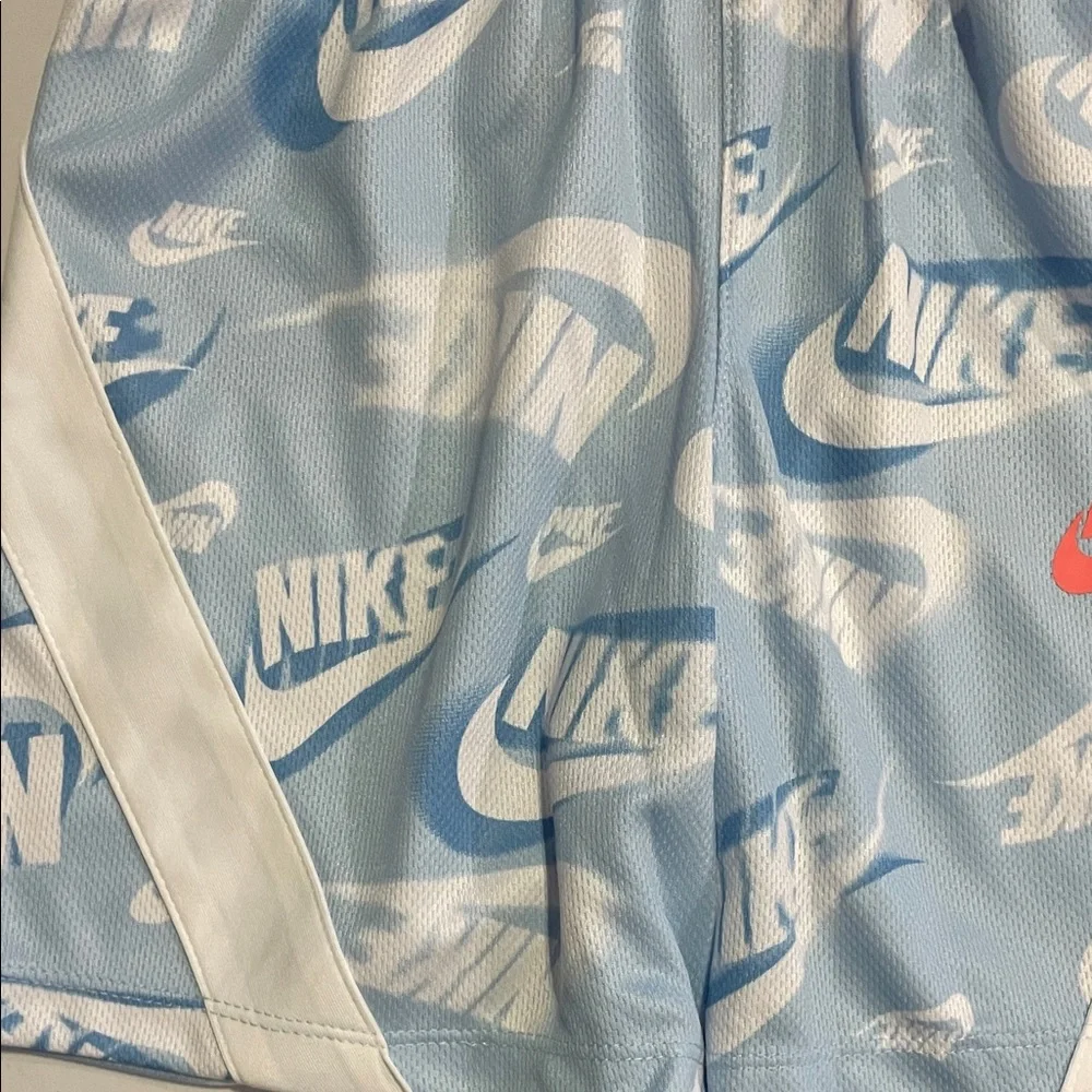 NEW! NIKE 2-PIECE T-SHIRT AND NIKE LOGO SHORTS SET. SIZE 5. BOYS. - Picture 3 of 10